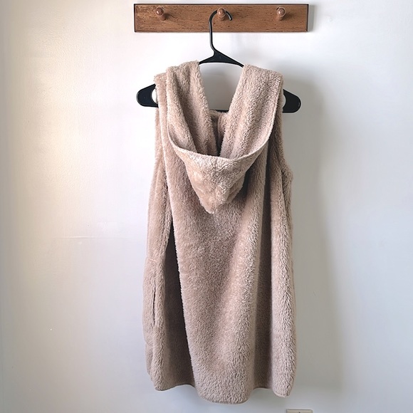 Long Faux Fur Vest with Hood and Pockets - Women’s - Sabrina Lauren NY - Medium - Picture 3 of 4